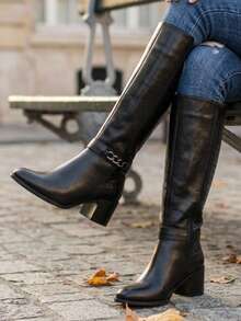 Botas de Piel Negras Mujer Tacón Bajo Modernas con Textura y Detalle de Cadena - Negro - Ver 1