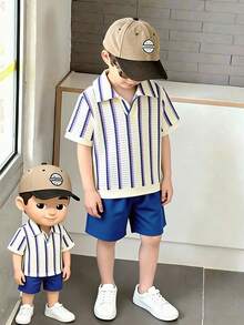 Souflis Souflis 2件組男童幼童套裝，男童服裝，夏季復古條紋紋理短袖POLO衫 + 休閒短褲2件組，上衣特點為翻領小V領設計，華夫格紋理針織條紋面料，復古色調並帶有內建紋理圖案；羅紋袖口與下擺 - 藏蓝色 - 查看 7