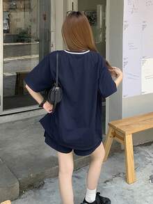 DAZY 女款V領字母印花短袖T恤與短褲休閒街頭風兩件套，可愛上衣，適合學校與夏季 - 灰色 - 查看 2