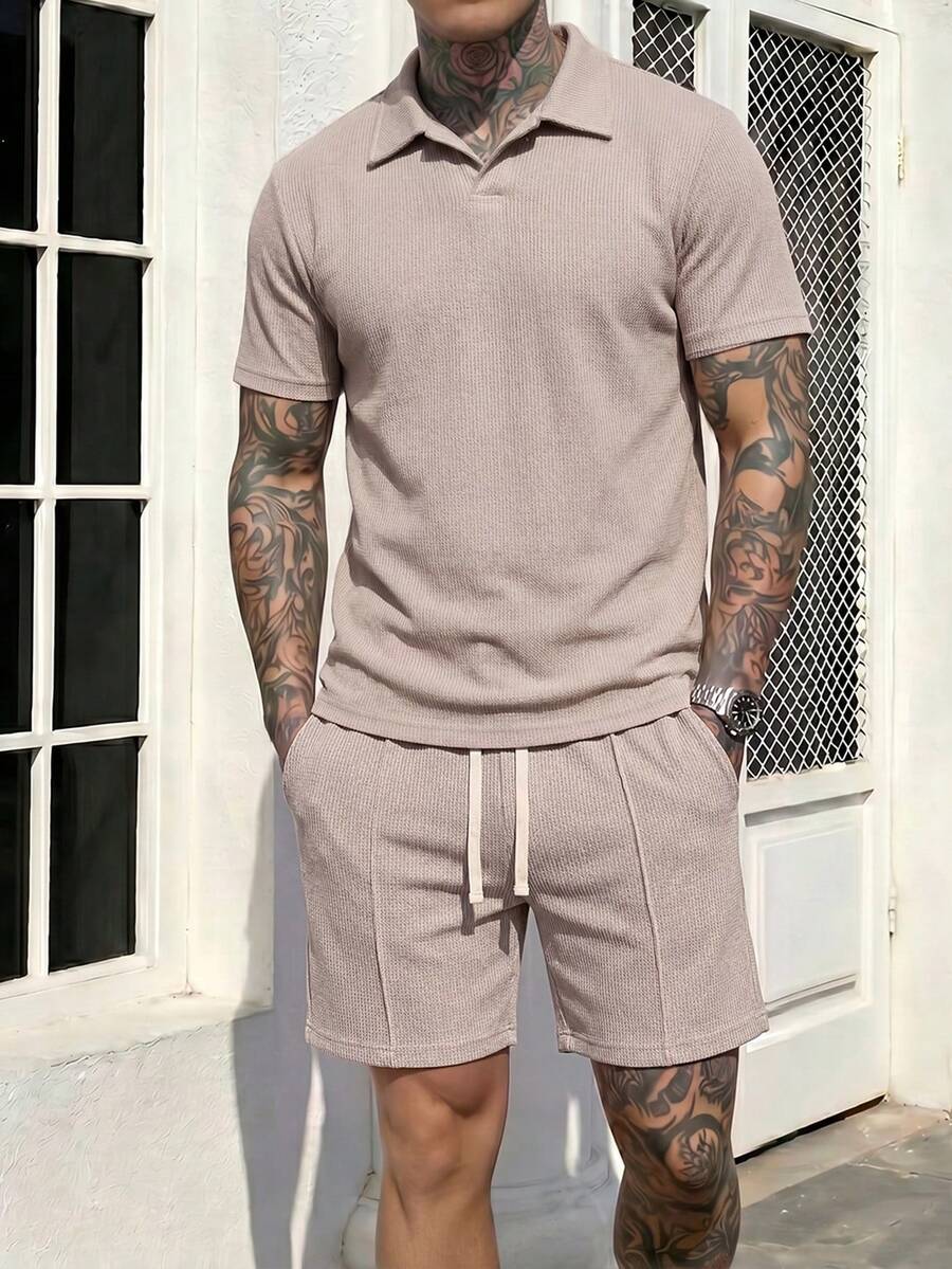 Manfinity Homme 男士素色短袖 Polo 衫與短褲休閒套裝 - 卡其色 - 查看 1