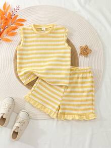 SHEIN Vintaside Kids 2件裝少女條紋針織提花寬鬆背心上衣與短褲套裝，適合日常休閒、度假、運動與旅行，夏季完美穿搭，紅白寬條紋，經典吸睛；無袖上衣搭配荷葉邊袖口，甜美清爽；短褲同樣為同色條紋，飾有紅色荷葉邊下擺，呼應上衣細節。整套版型寬鬆舒適不悶熱，春夏季出遊的活力穿搭~ - 黃色 - 查看 1