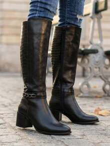 Botas de Piel Negras Mujer Tacón Bajo Modernas con Textura y Detalle de Cadena - Negro - Ver 2