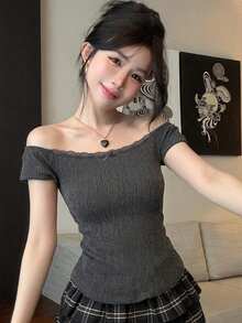 DAZY 夏季深灰色露肩蝴蝶結女款修身短袖T恤上衣，優雅可愛，適合婚禮、日常與派對穿著 - 灰色 - 查看 4