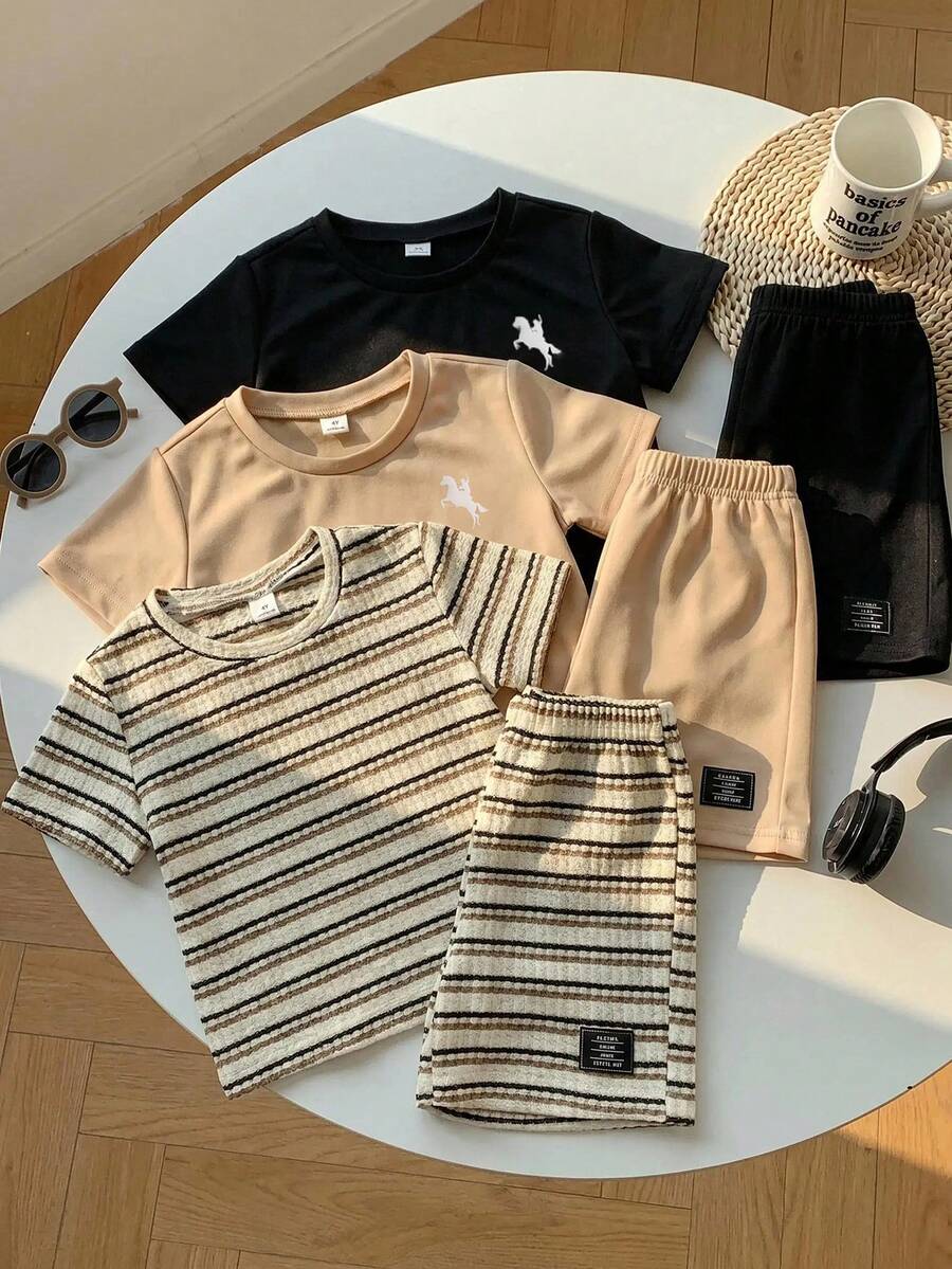 SHEIN 3件/套兒童夏季服裝 小男孩舒適休閒風圓領短袖條紋T恤上衣 梭織貼布裝飾短褲 2件套 超值多件組 適合外出、街頭風、派對、居家與休閒穿著 - 彩色 - 查看 1
