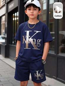 SHEIN 2件組青少年男孩休閒極簡圓領短袖T恤與短褲套裝，時尚經典King文字圖案印花，適合夏季、街頭風、日常穿著、外出、居家、度假、春夏時尚、夏季穿搭、舒適易穿、兒童疊穿、時尚童裝、休閒穿著、兒童運動大學數字圖案T恤、開學季、春夏衣物、返校 - 寶藍色 - 查看 4