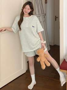 DAZY 女士夏季可爱卡通条纹印花半扣宽松露肩上衣和短裤睡衣套装 - 綠色 - 查看 7