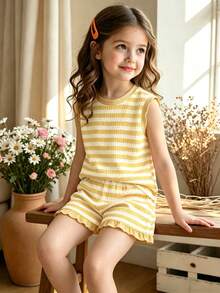 SHEIN Vintaside Kids 2件裝少女條紋針織提花寬鬆背心上衣與短褲套裝，適合日常休閒、度假、運動與旅行，夏季完美穿搭，紅白寬條紋，經典吸睛；無袖上衣搭配荷葉邊袖口，甜美清爽；短褲同樣為同色條紋，飾有紅色荷葉邊下擺，呼應上衣細節。整套版型寬鬆舒適不悶熱，春夏季出遊的活力穿搭~ - 黃色 - 查看 3