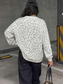 SHEIN EZwear 女款圓領長袖寬鬆運動衫，休閒極簡運動街頭風百搭派對聚會機場 Y2K 上衣，淺灰色豹紋學院風圖案印花運動衫，女款外出穿搭，夏季穿著 - 彩色 - 查看 2