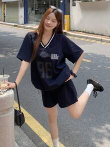DAZY 女款V領字母印花短袖T恤與短褲休閒街頭風兩件套，可愛上衣，適合學校與夏季 - 灰色 - 查看 4