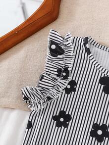 SHEIN Camiseta de manga corta con estampado floral a rayas negras y blancas para niñas & tela con rayas verticales texturizadas & diseño de manga campana & top infantil estilo coreano dulce & uso diario de verano amigable con la piel & diseño de nicho ropa infantil suave y linda - Blanco y Negro - Ver 5