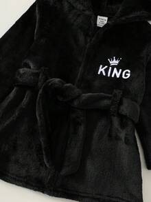 SHEIN 新生男嬰可愛秋冬款毛絨字母圖案藍色連帽家居浴袍睡衣 - 黑色 - 查看 3