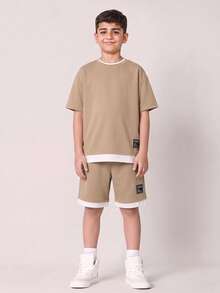 SHEIN 2件組兒童青少年男孩卡其色拼色2合1下擺設計高端簡約圓領T恤套裝,休閒學院風舒適時尚百搭柔軟面料,適合日常穿著、上學、旅行、戶外運動、音樂節、假期派對、夏季海灘度假、夏季氛圍、假期、春夏 - 卡其色 - 查看 4