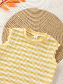 SHEIN Vintaside Kids 2件裝少女條紋針織提花寬鬆背心上衣與短褲套裝，適合日常休閒、度假、運動與旅行，夏季完美穿搭，紅白寬條紋，經典吸睛；無袖上衣搭配荷葉邊袖口，甜美清爽；短褲同樣為同色條紋，飾有紅色荷葉邊下擺，呼應上衣細節。整套版型寬鬆舒適不悶熱，春夏季出遊的活力穿搭~ - 黃色 - 查看 7