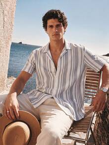 Manfinity VDAYZ Camisa casual de manga corta con botones delanteros y estampado de rayas, versátil para el verano - Multicolor - Ver 1