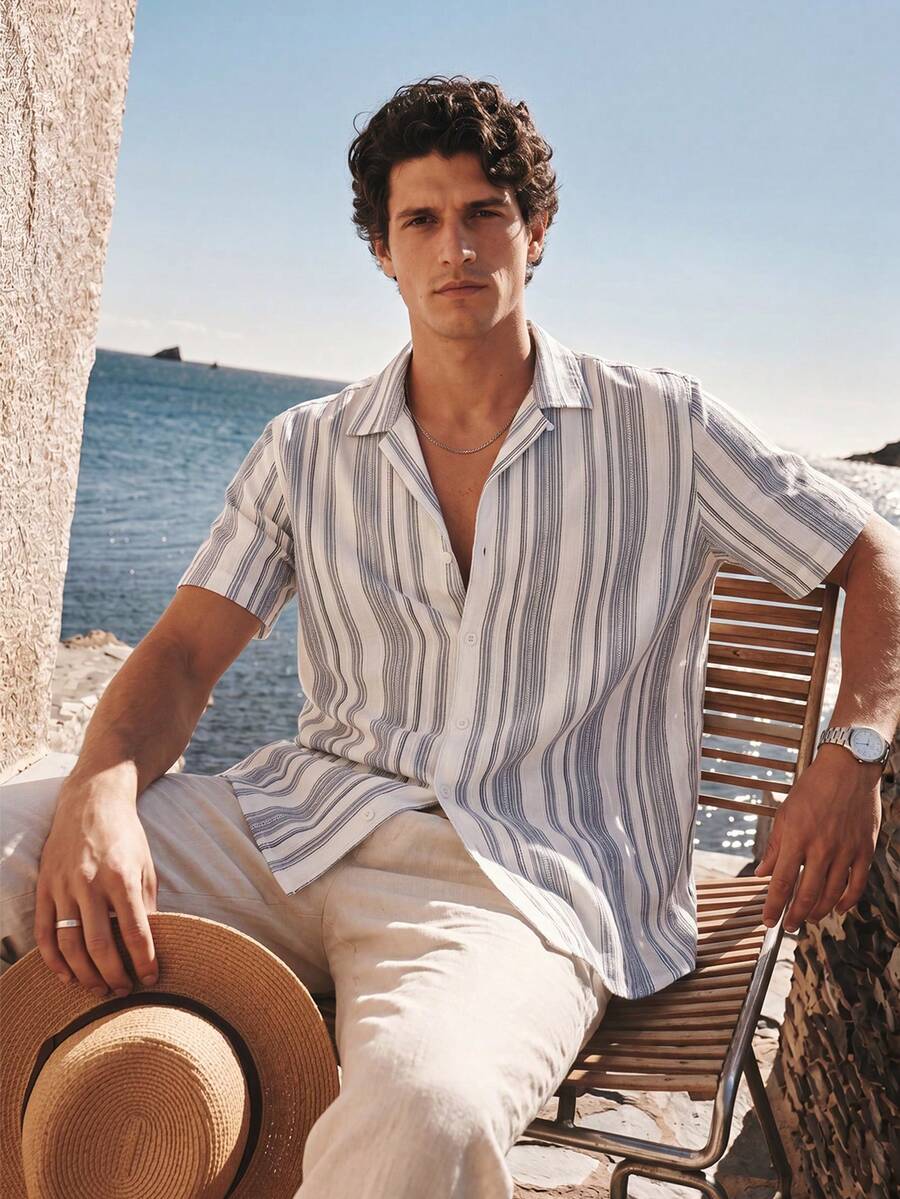 Manfinity VDAYZ Camisa casual de manga corta con botones delanteros y estampado de rayas, versátil para el verano - Multicolor - Ver 1
