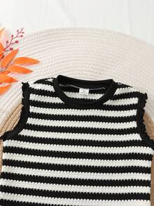 SHEIN Vintaside Kids 2件裝少女條紋針織提花寬鬆背心與短褲套裝，適合日常休閒、度假、運動、旅行、夏季，紅白寬條紋，經典吸睛；無袖上衣配荷葉邊袖口，甜美又酷；短褲同樣為同色條紋，配紅色荷葉邊下擺，呼應上衣細節。寬鬆舒適不悶熱，充滿活力的春夏出遊穿搭~ - 黑與白 - 查看 9