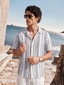Manfinity VDAYZ Camisa casual de manga corta con botones delanteros y estampado de rayas, versátil para el verano - Multicolor - Ver 5