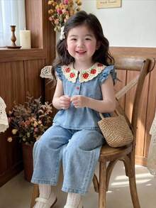 女童可愛甜美彼得潘領草莓刺繡荷葉袖牛仔上衣與寬腿牛仔褲套裝，適合休閒日常穿著 - 藍色 - 查看 4