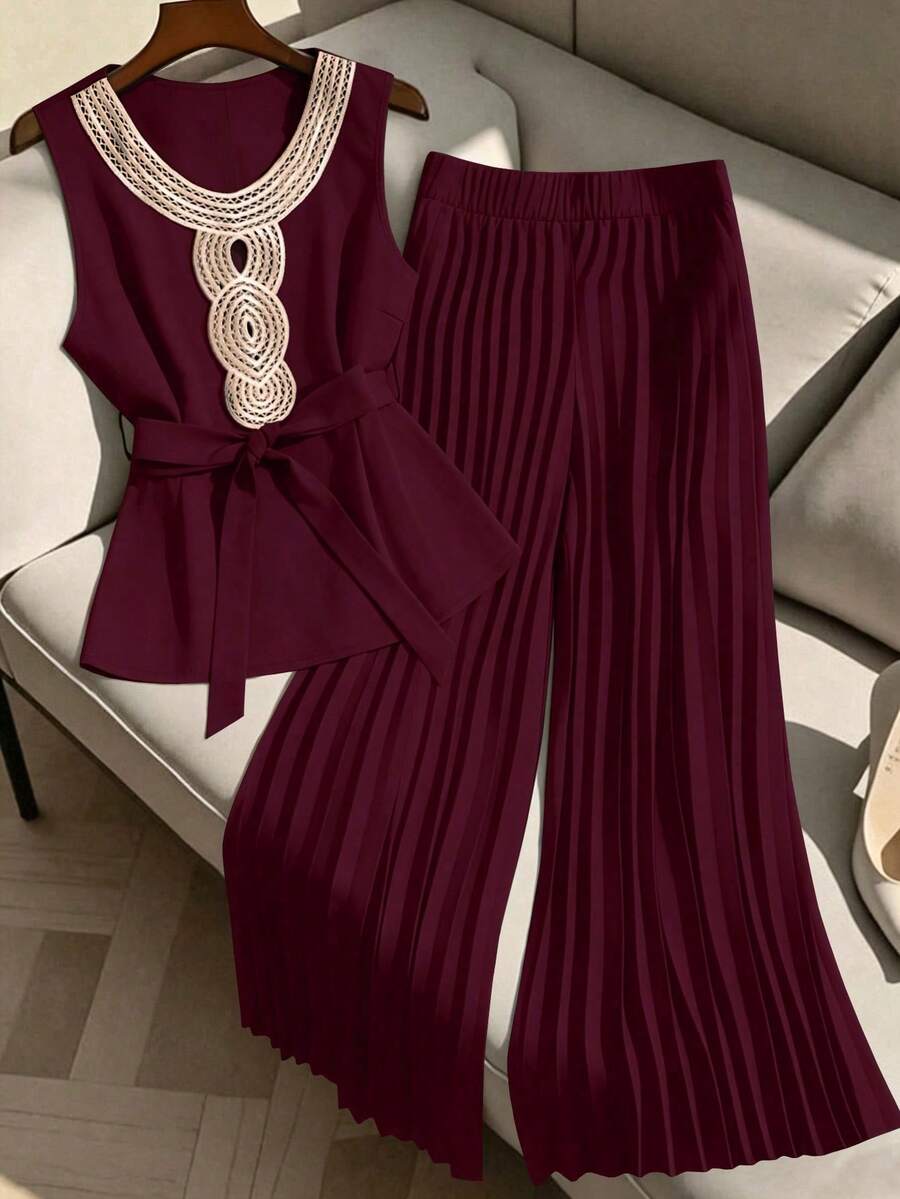 GlowEve CURVE Setelan 2 Potong Wanita Ukuran Besar: Blus Tanpa Lengan dengan Kerah Berkerut dan Celana Lipit - Burgundy - View 1
