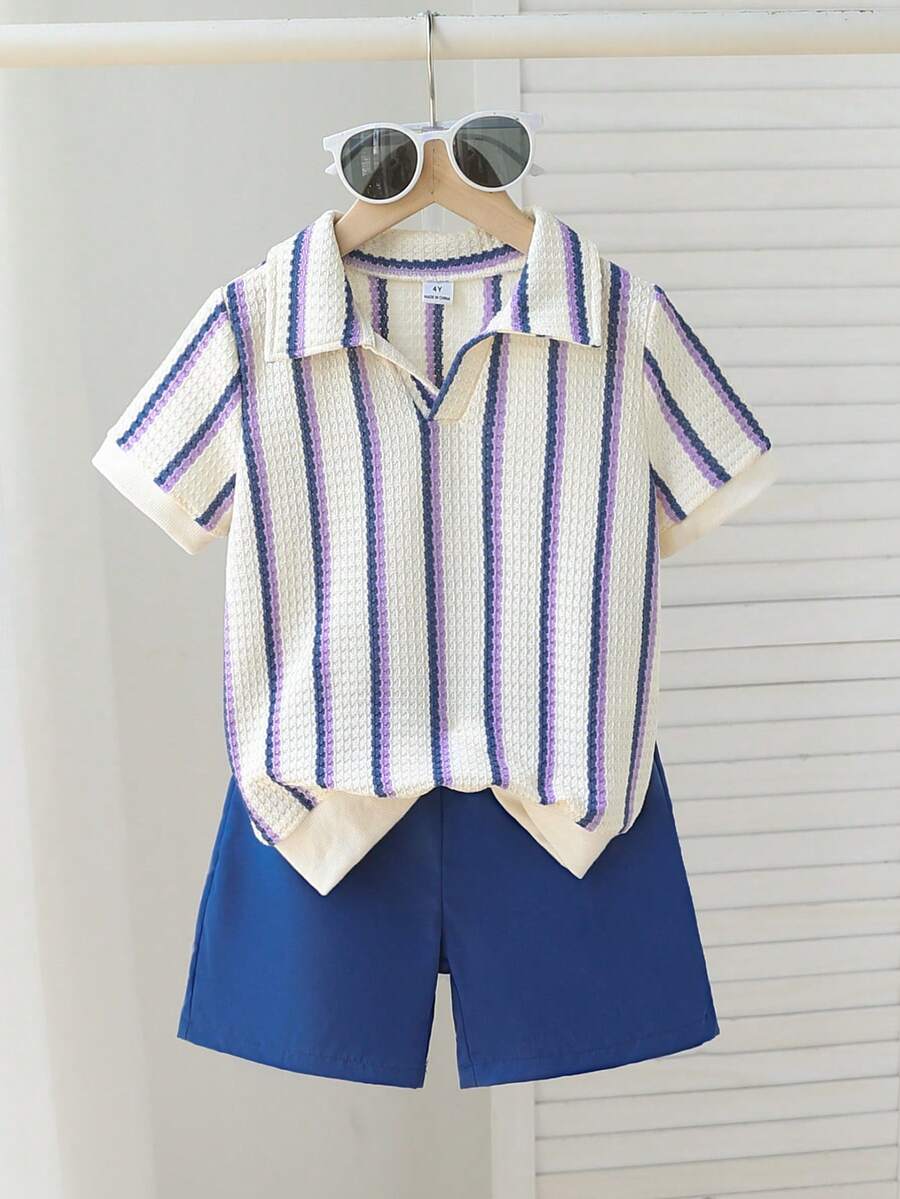 Souflis Souflis 2件組男童幼童套裝,男童服裝,夏季復古條紋紋理短袖POLO衫 + 休閒短褲2件組,上衣特點為翻領小V領設計,華夫格紋理針織條紋面料,復古色調並帶有內建紋理圖案;羅紋袖口與下擺 - 藏蓝色 - 查看 1