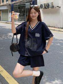 DAZY 女款V領字母印花短袖T恤與短褲休閒街頭風兩件套，可愛上衣，適合學校與夏季 - 灰色 - 查看 9