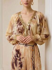 ZEYLAH Top con escote en V, fruncido, patchwork, lentejuelas y estampado - Caqui - Ver 2