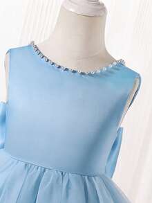 SHEIN X GALILEA Glamorique Kids 年轻女孩蓝色无袖珍珠和领结网眼派对礼服，适合夏季婚礼/生日活动/表演 - 淺藍色 - 查看 6