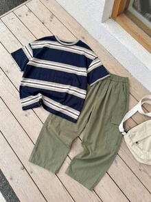 SHEIN Little Byeori 买一送一 男童休闲韩版宽松条纹T恤和工装裤套装，适合通勤、上学、日常休闲、度假、运动、春夏穿着 - 軍綠色 - 查看 5