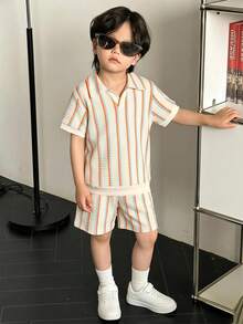 SHEIN Playful Pals 男童夏季條紋休閒套裝，兒童 Polo 領短袖上衣 + 短褲 2件套，質感領短袖 + 短褲 2件套，時尚百搭，適合幼兒園、學校日常、週末出遊、公園玩耍、家庭聚會、居家日常、生日拍照等 - 彩色 - 查看 6