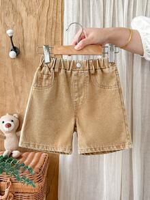 SHEIN Vintaside Kids 男嬰牛仔短褲，夏季熱銷中藍色牛仔色，學院風，簡約休閒舒適，彈性腰帶 + 假鏈條設計，舒適細棉牛仔布，適合日常出遊、旅行、假日聚會，展現獨特街頭風格 - 卡其色 - 查看 4