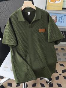 1件夏季新款短袖POLO衫，簡約休閒軍綠色3D提花寬鬆版型經典領口，日常通勤必備時尚單品，活力極簡街頭風吸睛細節，清爽夏季穿搭 - 橄欖綠 - 查看 3