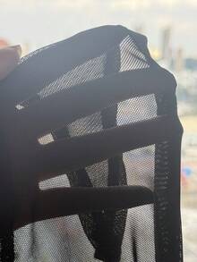 SHEIN 青少年女孩黑色不對稱肩設計上衣，單肩短版修身款，金屬扣飾緞帶設計，柔軟網布，獨特不對稱肩與精緻裝飾，適合日常與輕時尚場合，不緊身，易搭配易打理，打造酷颯時髦女孩造型，黑色上衣 - 黑色 - 查看 7
