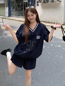 DAZY 女款V領字母印花短袖T恤與短褲休閒街頭風兩件套，可愛上衣，適合學校與夏季 - 灰色 - 查看 3