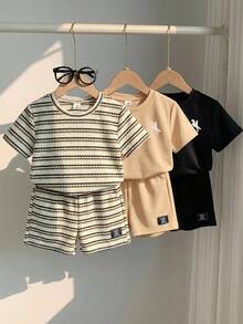 SHEIN 3件/套兒童夏季服裝 小男孩舒適休閒風圓領短袖條紋T恤上衣 梭織貼布裝飾短褲 2件套 超值多件組 適合外出、街頭風、派對、居家與休閒穿著 - 彩色 - 查看 6