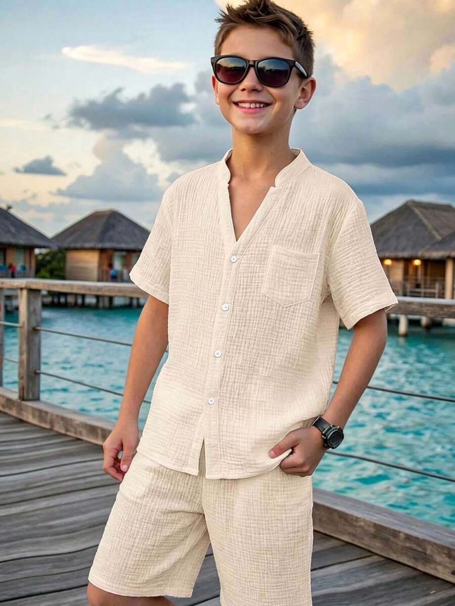 SHEIN 男童纯色圆领短袖开衫和松紧腰短裤两件套,适合通勤、上学、休闲外出、运动、春夏穿着。 - 杏色 - 查看 1