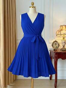 Rometta Gaun Tanpa Lengan Warna Polos Kasual untuk Liburan Ukuran Besar dengan Hem Berlipit - Royal Blue - View 3