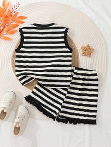 SHEIN Vintaside Kids 2件裝少女條紋針織提花寬鬆背心與短褲套裝，適合日常休閒、度假、運動、旅行、夏季，紅白寬條紋，經典吸睛；無袖上衣配荷葉邊袖口，甜美又酷；短褲同樣為同色條紋，配紅色荷葉邊下擺，呼應上衣細節。寬鬆舒適不悶熱，充滿活力的春夏出遊穿搭~ - 黑與白 - 查看 4