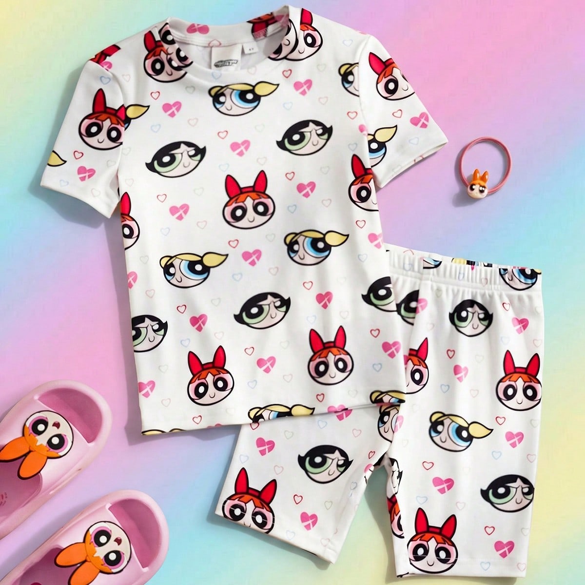 Conjunto de pijama con top de manga corta de cuello redondo con estampado de corazón y shorts ajustados para niñas jóvenes