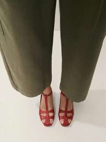 Nöista Sandal kulit datar klasik dengan desain tali T, bentuk ujung tertutup, dan gesper pergelangan kaki yang dapat disesuaikan. Alas kaki elegan abadi untuk sehari-hari. - Merah tua - View 7