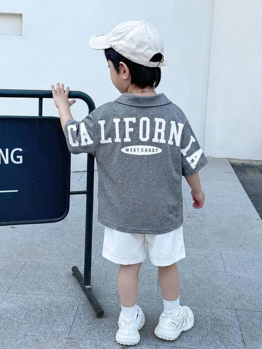 SHEIN 男童灰色 Polo 衫和白色字母印花短裤两件套，休闲舒适，百搭，适合日常穿着、外出、户外活动、度假、海滩度假、夏季、春季和夏季。