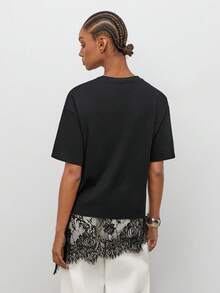 Maija 黑色短袖 T-Shirt，蕾絲下擺拼接，適合夏季與秋季，都市休閒優雅風，舒適好穿，適合日常穿搭、疊穿、上班、夜晚外出與日間穿著 - 黑色 - 查看 4