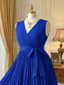 Rometta Gaun Tanpa Lengan Warna Polos Kasual untuk Liburan Ukuran Besar dengan Hem Berlipit - Royal Blue - View 1