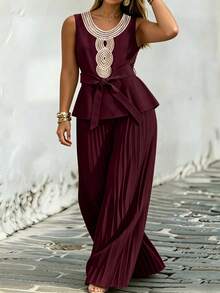 GlowEve CURVE Setelan 2 Potong Wanita Ukuran Besar: Blus Tanpa Lengan dengan Kerah Berkerut dan Celana Lipit - Burgundy - View 9
