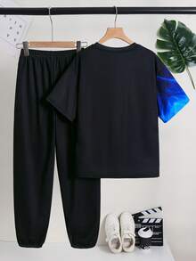 SHEIN 兒童 2 件組大童男孩休閒火焰漸層圖案印花圓領短袖上衣褲子套裝，適合兒童穿搭、幼童男孩服飾、返校季、生日派對、晚會、表演、婚禮、洗禮、開學典禮、日常穿著、學校、旅行、運動，春夏 Y2K 哥德風男孩藍色 T 恤藍色圖案短袖上衣 - 黑色 - 查看 3