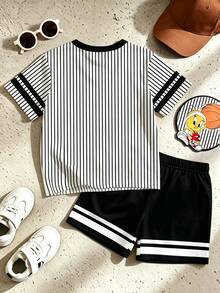 LOONEY TUNES X SHEIN GraphicGems 小男孩短袖T恤2件套，夏季黑白直條紋籃球印花短袖運動短褲套裝 - 黑色 - 查看 2