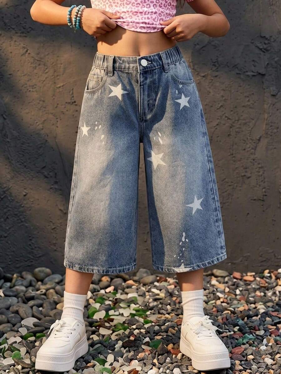SHEIN 青少年女孩時尚牛仔中長褲，俏皮極簡新風格，獨特小眾夏季設計，休閒街頭 Y2K 風格，百搭藍色牛仔，星星印花與五角星印花裝飾，寬鬆直筒七分褲，柔軟棉質牛仔質感，適合日常穿著、聚會、派對、上學、通勤等；極具街頭酷感與俏皮感，獨特鬆緊腰設計搭配寬鬆直筒剪裁，適應不同成長階段，確保孩子在跑跳時感到不受拘束，兼顧時尚與實用性