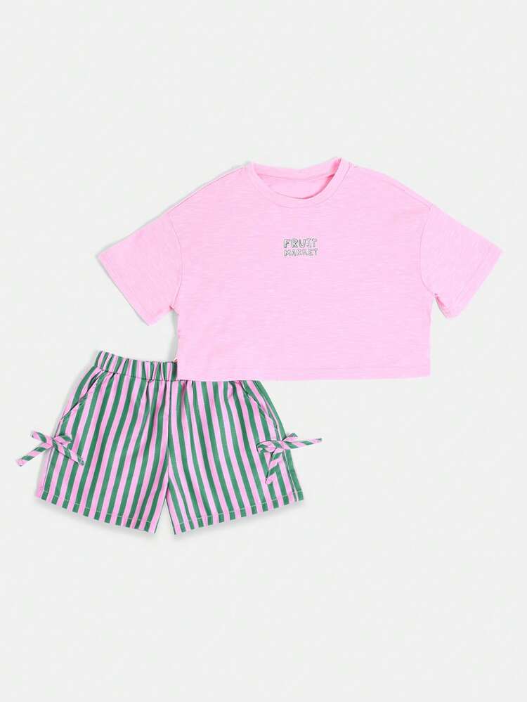 Set coordinato estivo da ragazza con maglietta corta con grafica del mercato della frutta e pantaloncini a righe, outfit casual da vacanza in due pezzi