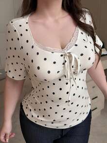 Dazy Plus 大尺碼波點印花蕾絲飾邊繫帶 T-shirt 夏季圖案短袖上衣 - 米色 - 查看 8