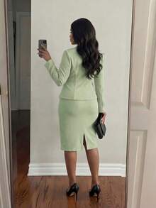 SHEIN Lady CURVE 春季、夏季、秋季、冬季、优雅、派对、通勤、婚礼、情人节、鸡尾酒会、办公室、音乐会/音乐节、白色针织翻领、撞色蕾丝、金色纽扣、假口袋、长袖大码西装外套和半身裙套装 - 薄荷綠 - 查看 3