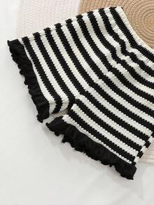 SHEIN Vintaside Kids 2件裝少女條紋針織提花寬鬆背心與短褲套裝，適合日常休閒、度假、運動、旅行、夏季，紅白寬條紋，經典吸睛；無袖上衣配荷葉邊袖口，甜美又酷；短褲同樣為同色條紋，配紅色荷葉邊下擺，呼應上衣細節。寬鬆舒適不悶熱，充滿活力的春夏出遊穿搭~ - 黑與白 - 查看 10